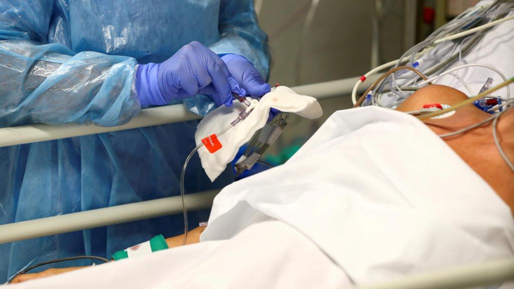 Un paciente de Covid-19 atendido en la UCI del Hospital Universitario Infanta Sofía de Madrid. REUTERS/Sergio Perez