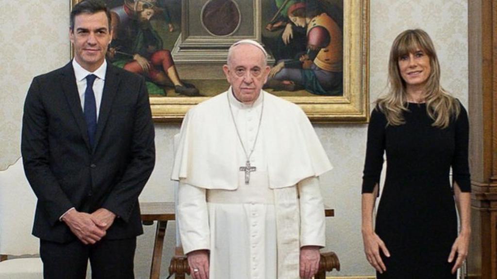 Pedro Sánchez, el Papa Francisco y Begoña Gómez.