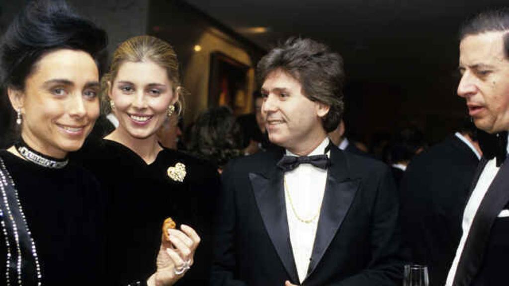 Marta Chávarri y Fernando Falcó junto al cantante Raphael.