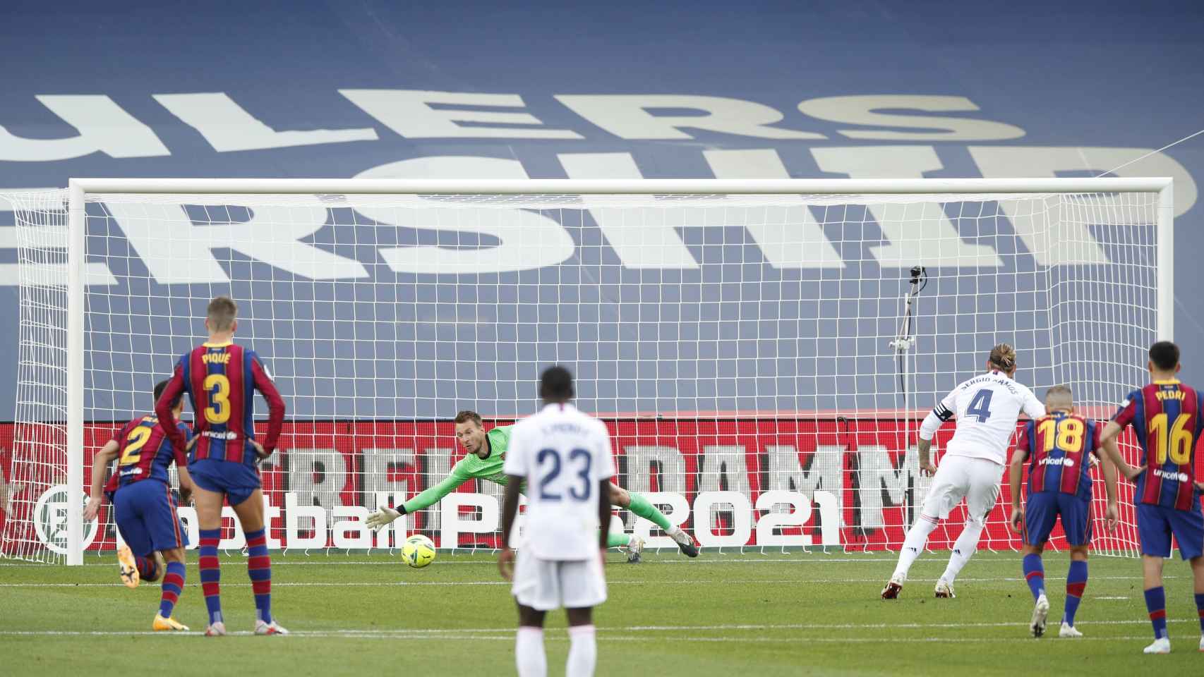 Sergio Ramos lanza el penalti en el último Clásico