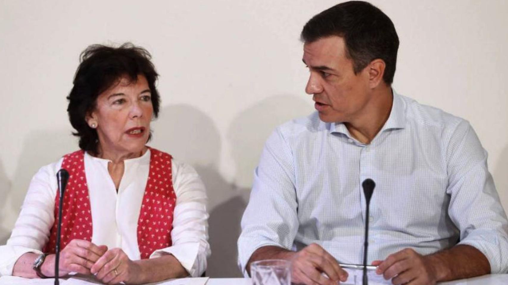 La ministra de Educación, Isabel Celaá, junto al presidente del Gobierno, Pedro Sánchez.