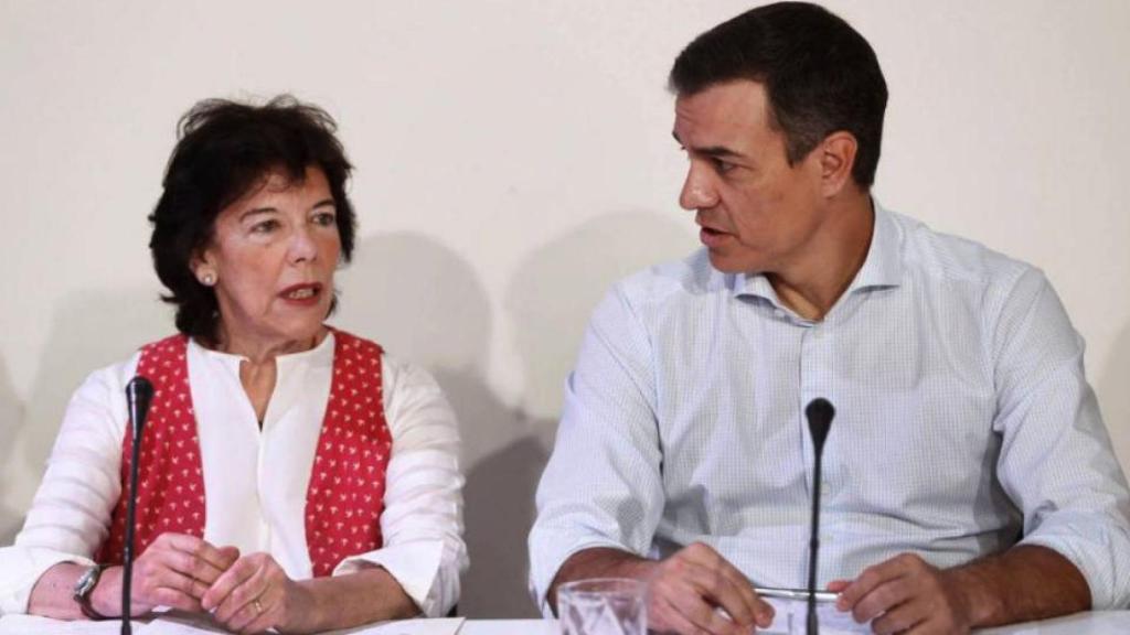 La ministra de Educación y Formación Profesional, Isabel Celaá, junto al presidente del Gobierno, Pedro Sánchez, en una imagen de archivo.