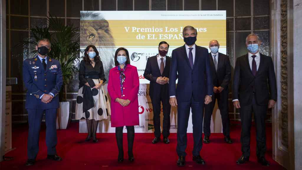 Foto de familia de los premiados en Los Leones 2020: Miguel Ángel Villarroya, Mamen Vázquez, Margarita Robles, Pedro J. Ramírez, Francisco Reynes, Pablo Laso y Antonio Coimbra.