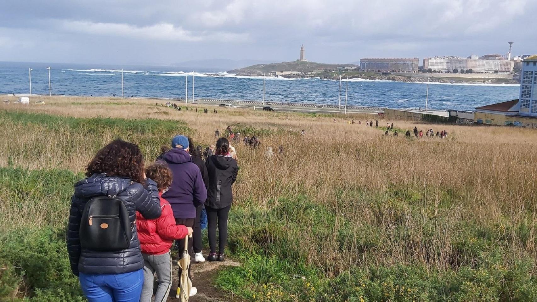 Foto de archivo: Varias personas participan en el paseo contra el proyecto de As Percebeiras.