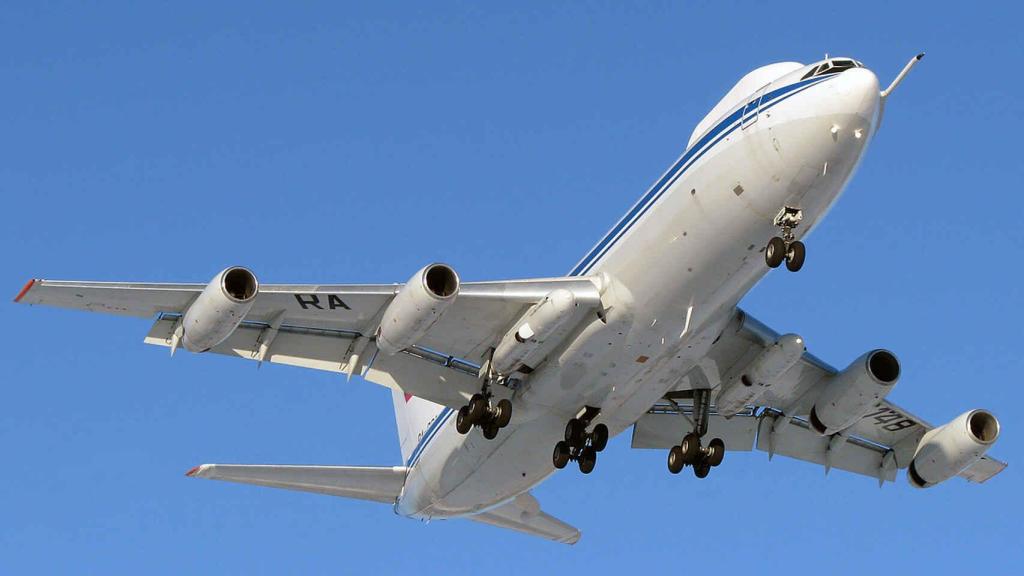 Un avión en plena maniobra de despegue.