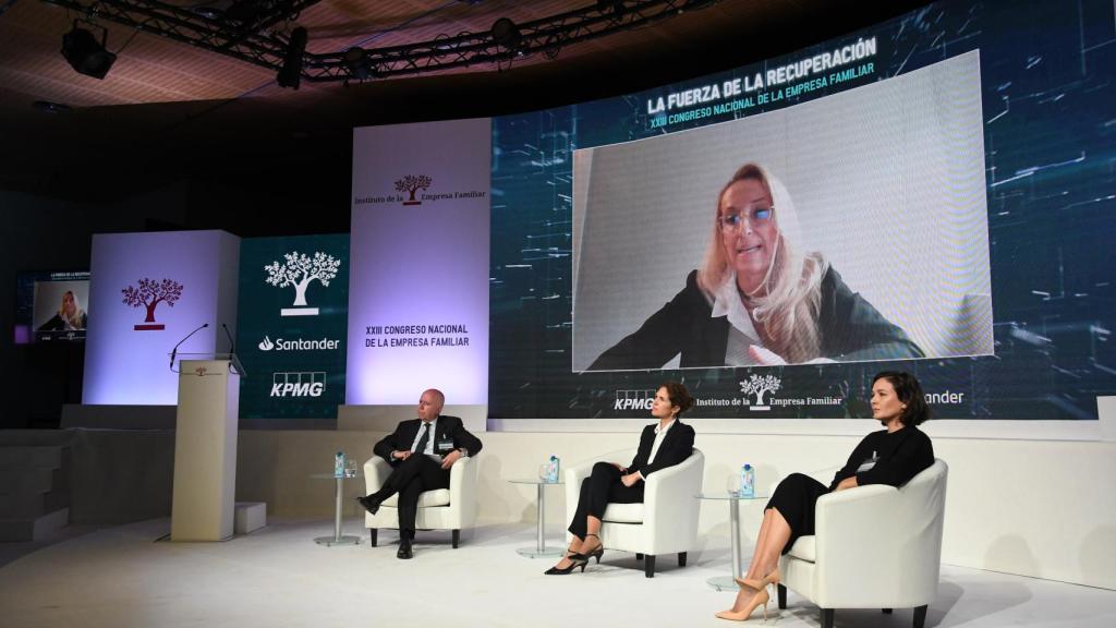 La vicepresidenta de Antolín, Helena Antolín, debate con las consejeras de Iberostar y Adolfo Domínguez, Sabina Fluxá y Adriana Domínguez.