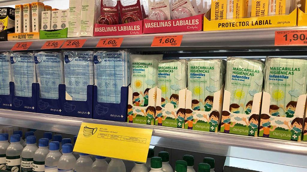 El lineal de mascarillas higiénicas no reutilizables Deliplus de Mercadona.