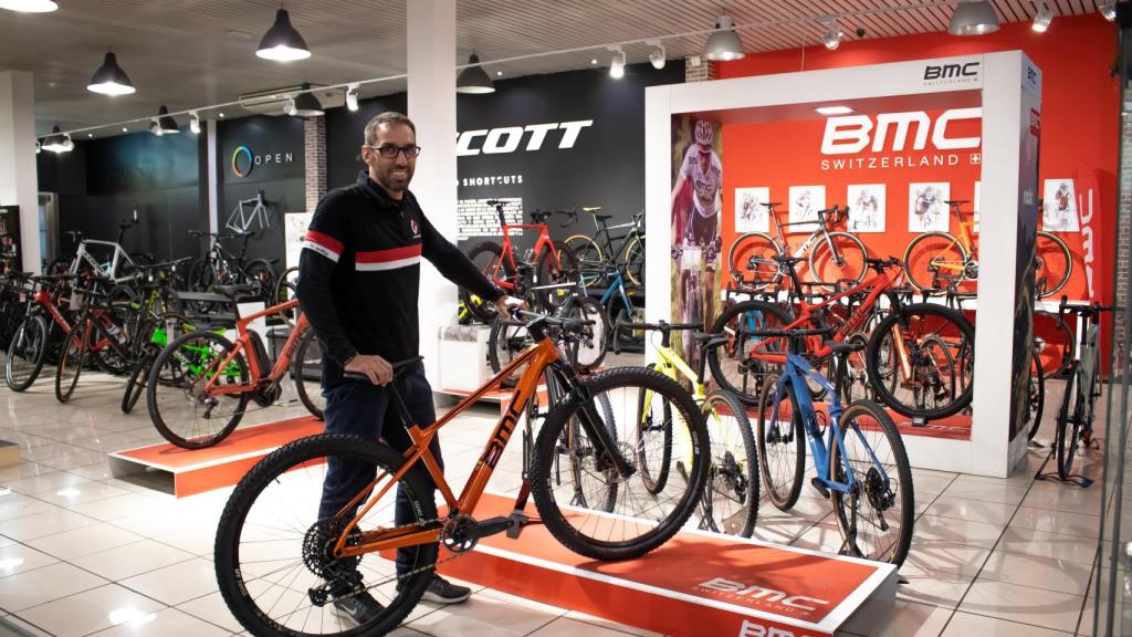 Vendedor de Sanferbike en su tienda física.