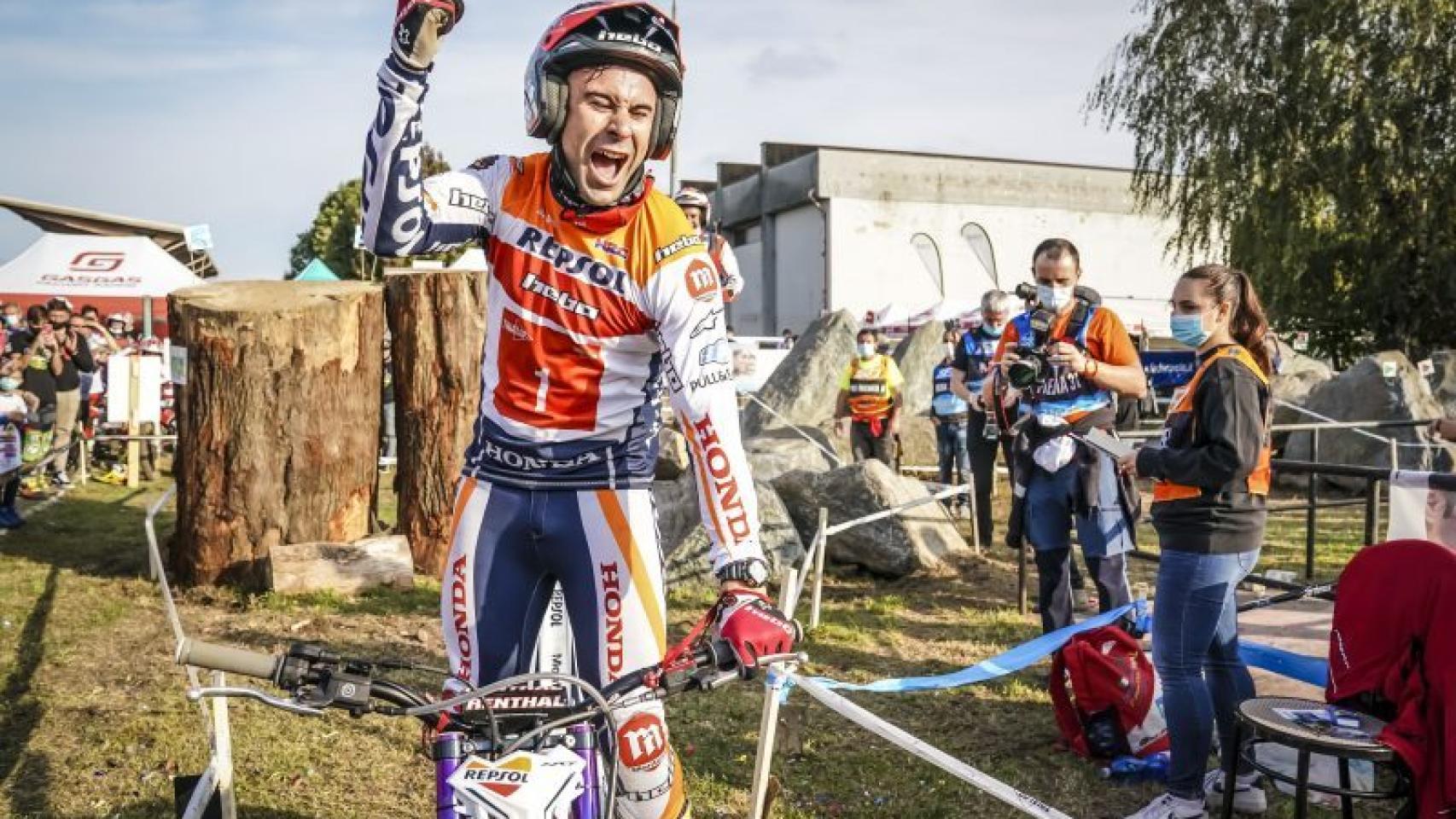 Toni Bou celebra su vigésimo octavo título de campeón del mundo de trial en Lazzate, Italia.