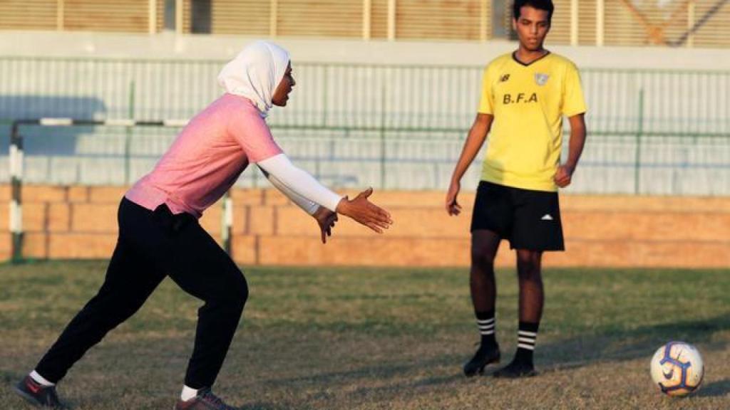 Faiza Heidar, durante un entrenamiento de su equipo en Egipto