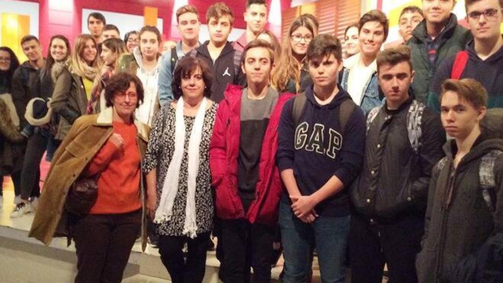 Imagen de archivo de Gracia Palomo (con pañuelo blanco) con un grupo de alumnos del IES Alfonso X de Toledo