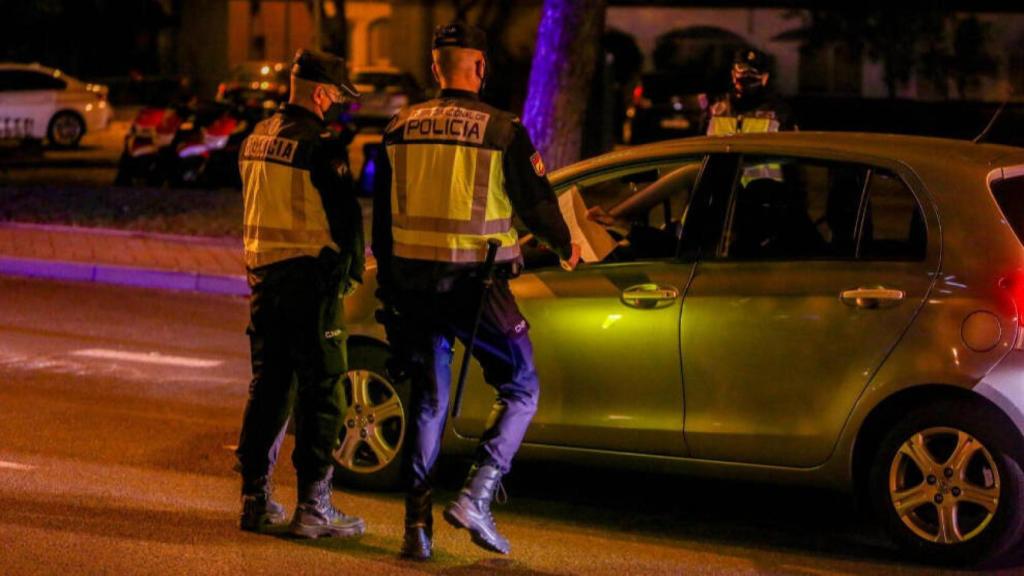 Dos policías nacionales paran a un coche en un control en Madrid. Foto: Ricardo Rubio - Europa Press