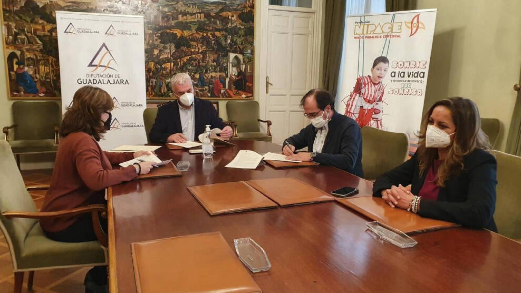 Firma del convenio entre la Diputación de Guadalajara y Nipace. Foto: Diputación