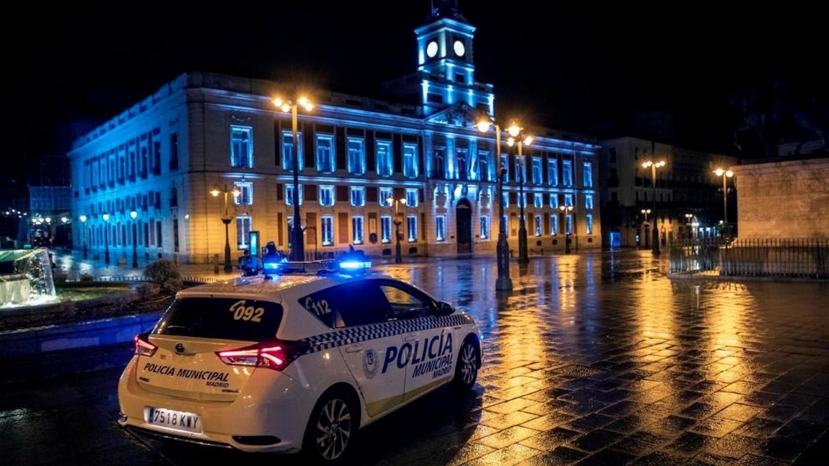 La Puerta del Sol, vacía tras el decreto del toque de queda.