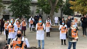 Un grupo de médicos concentrados frente al Congreso de los Diputados.