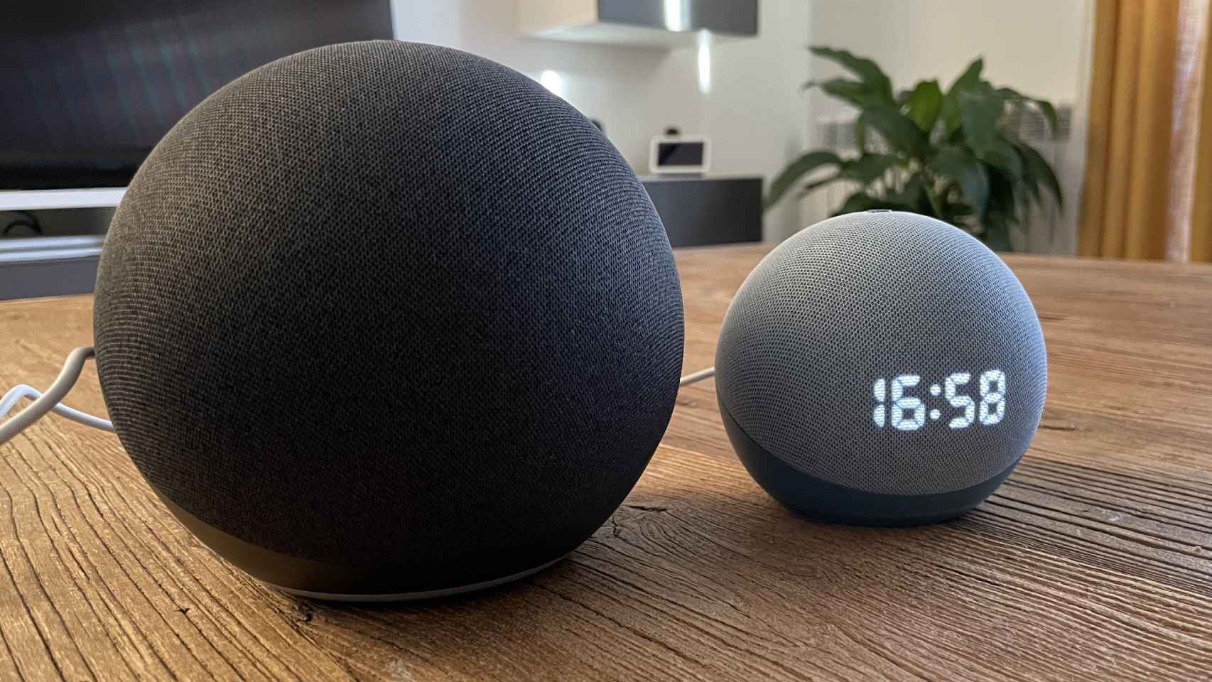 El Amazon Echo Dot de cuarta generación (izquierda).