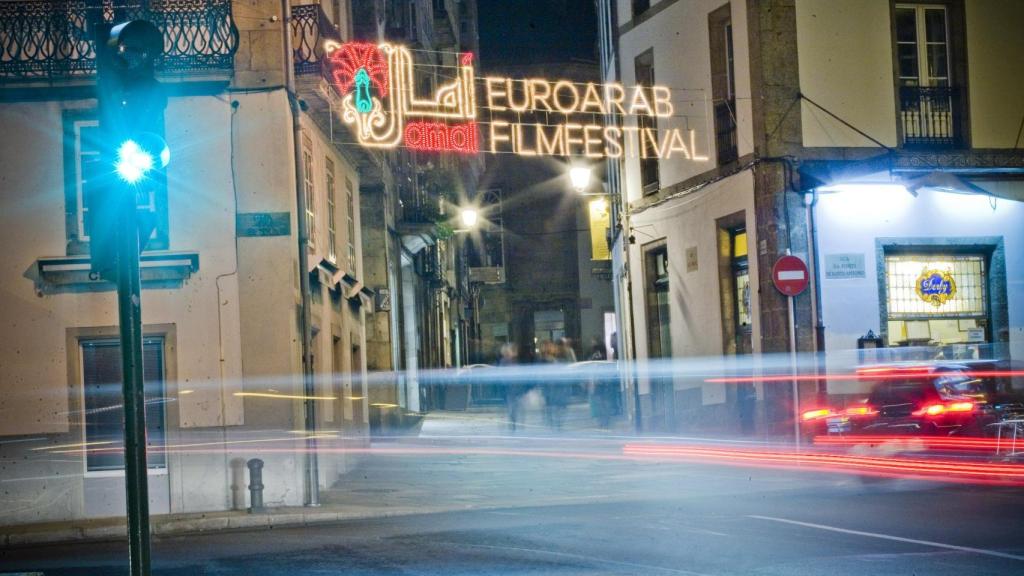 Luces promocionales de la Semana de Cine Euroárabe Amal 2020 en Porta Faxeira.