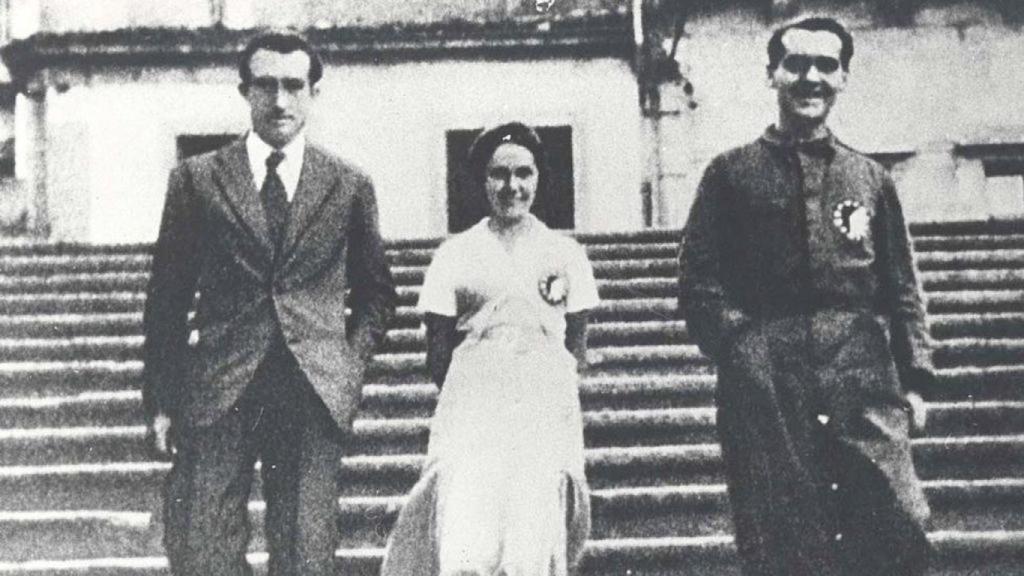 Lorca bajando las escaleras de la Praza da Quintana ataviado con el mono azul de La Barraca en 1932.