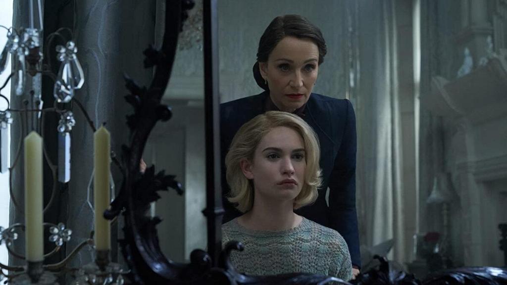 Lilly James y Kristin Scott Thomas en la nueva versión de Rebeca.