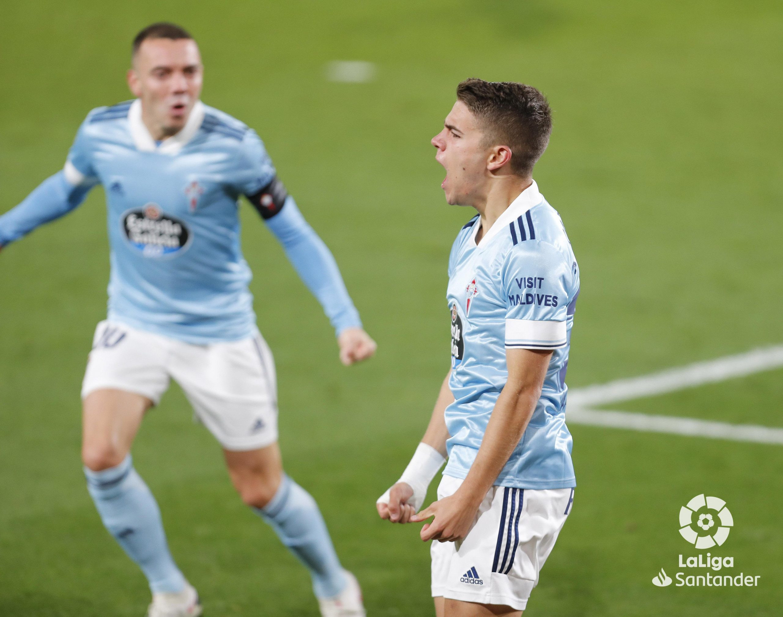 Sergio Carreira celebra su primer tanto ante la mirada de Aspas.