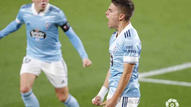 Sergio Carreira celebra su primer tanto ante la mirada de Aspas.