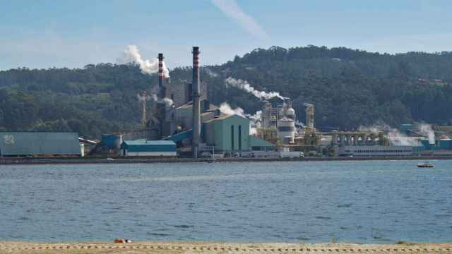 Fábrica de Ence situada junto a la ría de Pontevedra.