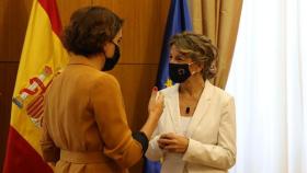 Laura Baena de Malasmadres y Yolanda Díaz, antes de la reunión.