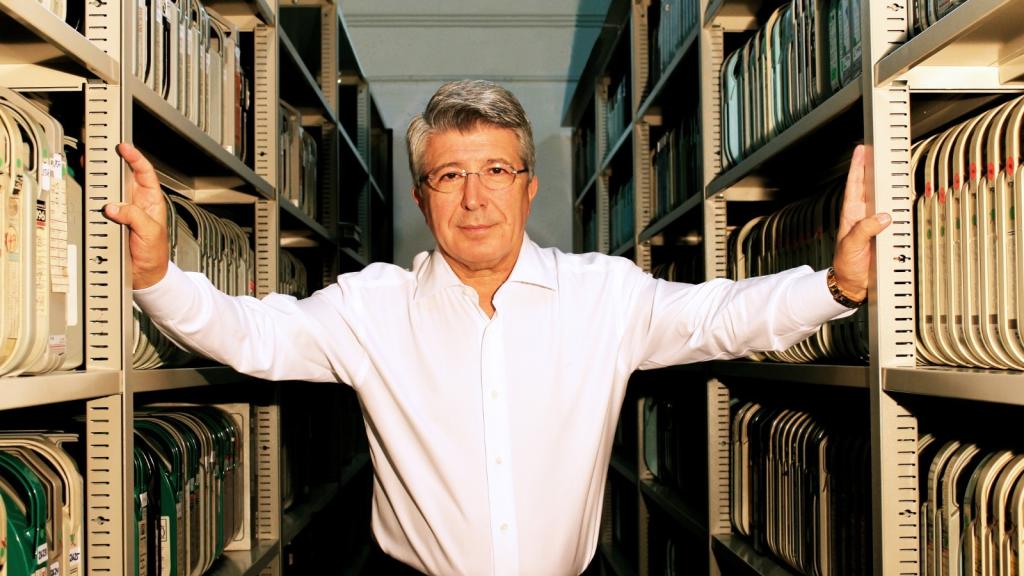 Enrique Cerezo posa con su catálogo.