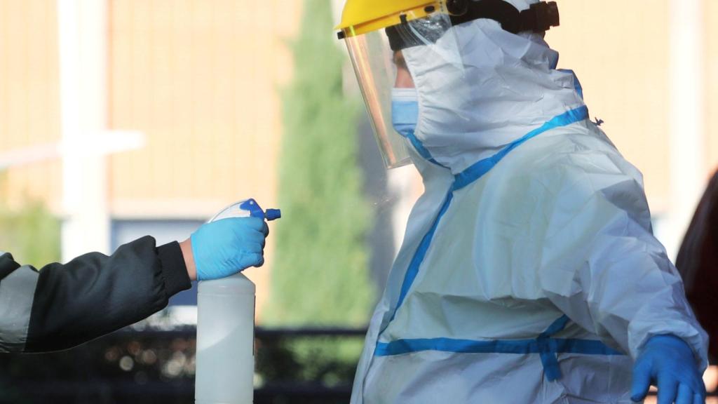 Un sanitario siendo desinfectado a su llegada al hospital Severo Ochoa de Madrid. REUTERS/Sergio Perez