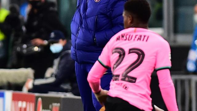 Koeman dando instrucciones durante un partido del Barcelona