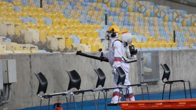 Desinfección de un estadio de fútbol