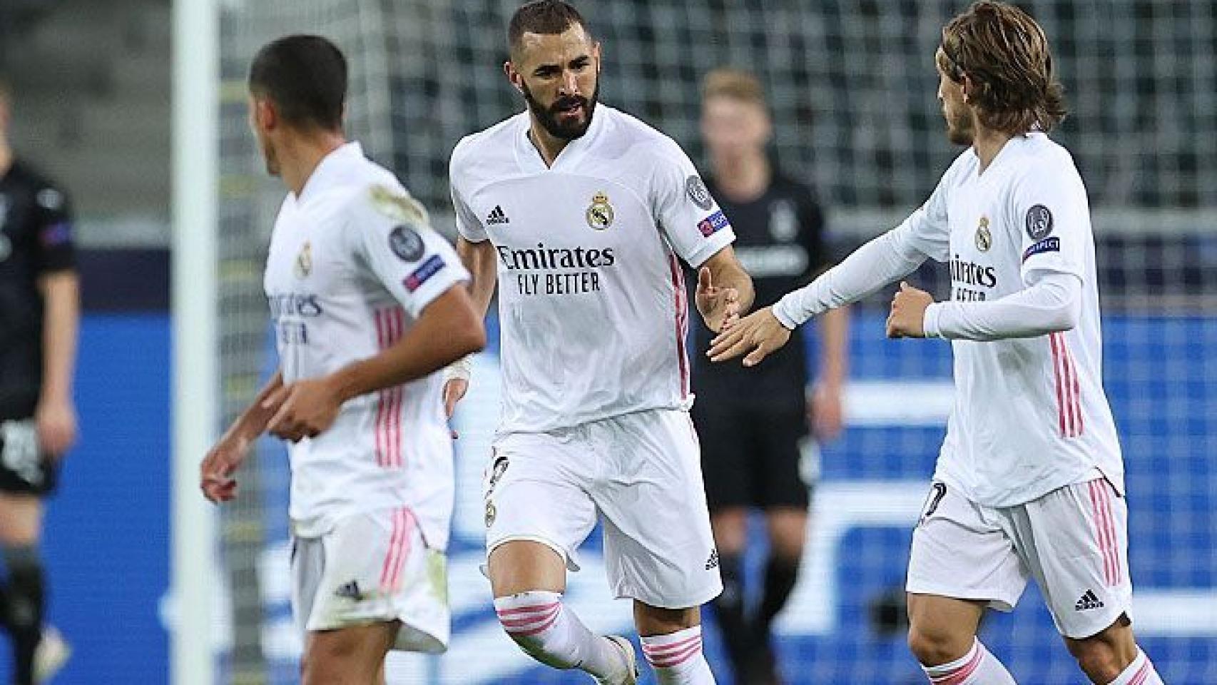 Benzema y Modric celebran el gol del Real Madrid ante el Borussia Mönchengladbach en la Champions League