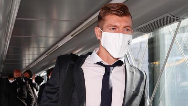 Toni Kroos, en el vuelo del Real Madrid hacia Monchengladbach. Foto: Twitter (@ToniKroos)