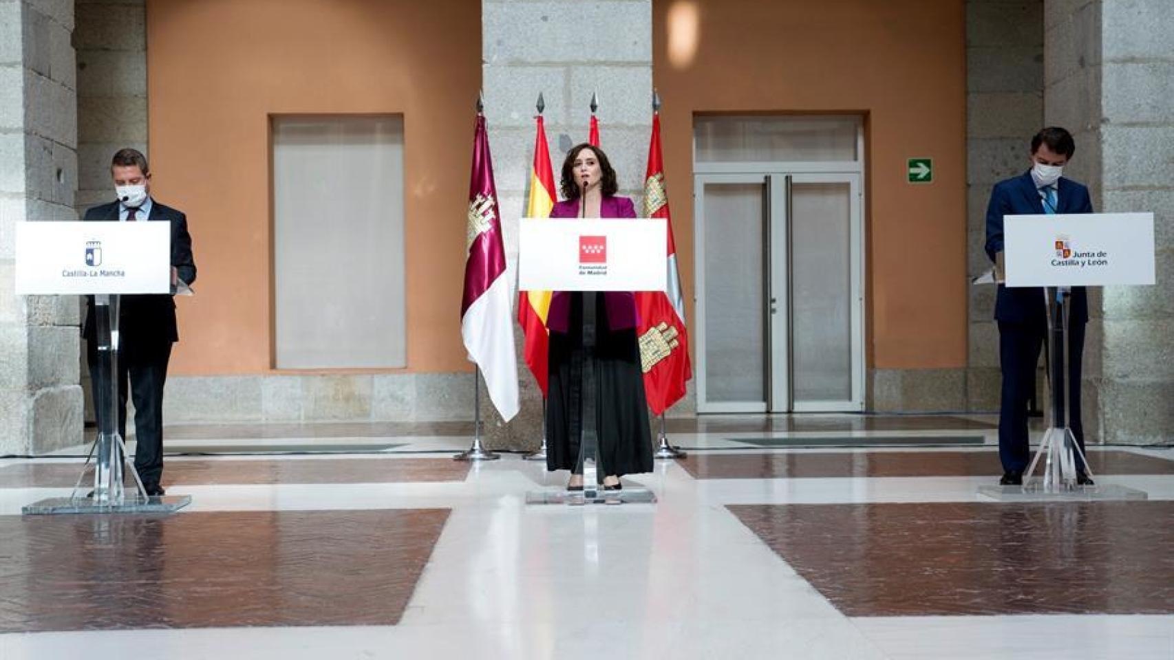 Isabel Díaz Ayuso entre Emiliano García Page (i) y Alfonso Fernández Mañueco (d).