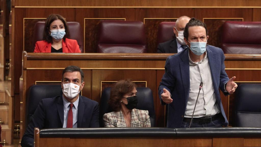 El vicepresidente segundo del Gobierno, Pablo Iglesias, en el Congreso junto al presidente, Pedro Sánchez.