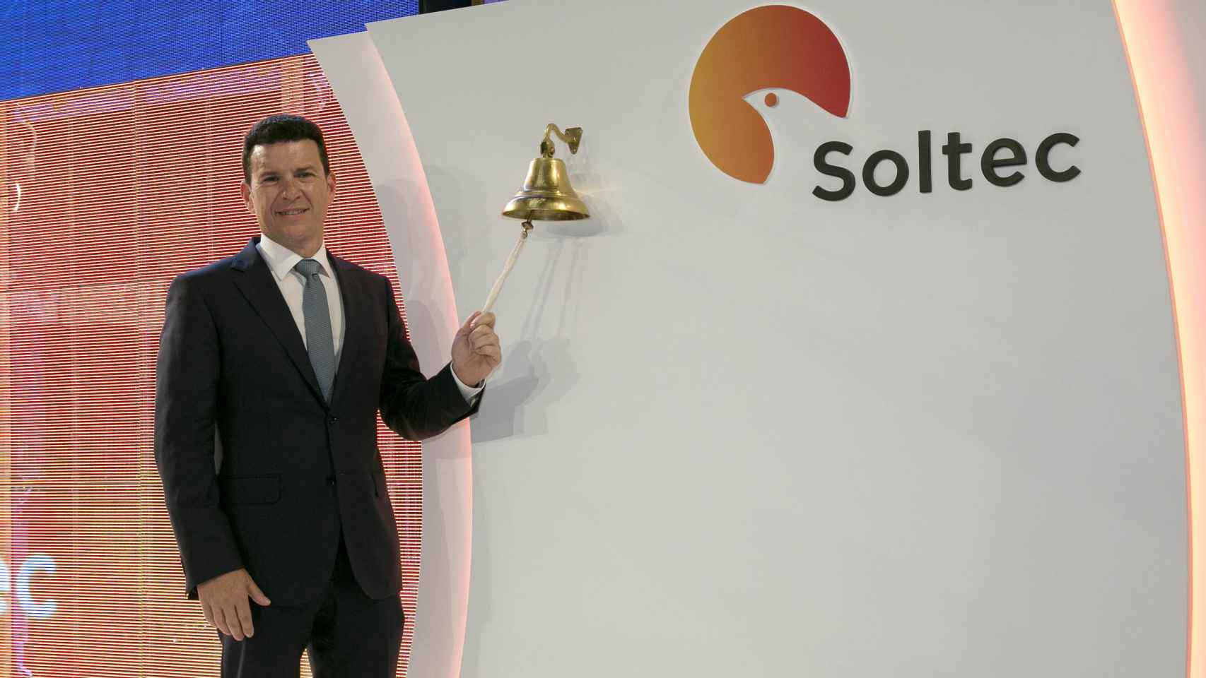 El consejero delegado de Soltec, Raúl Morales, toca la campana de su debut en bolsa.