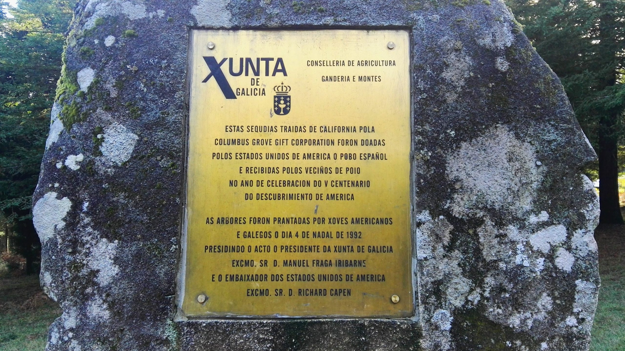 Placa explicativa del origen de las secuoyas del bosque de Colón. Thalia García