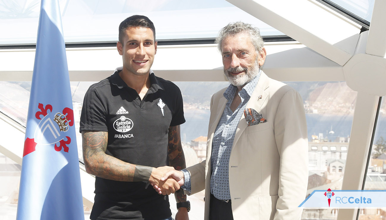 Imagen de la renovación de Hugo Mallo hasta 2023 con Carlos Mouriño. RC Celta