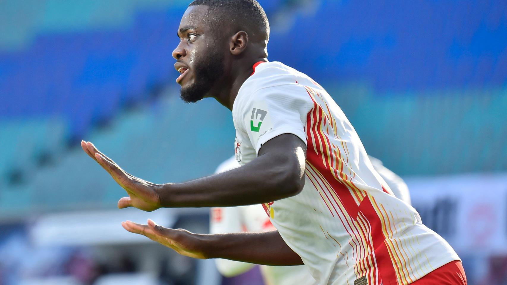 Dayot Upamecano celebra un gol con el RB Leipzig