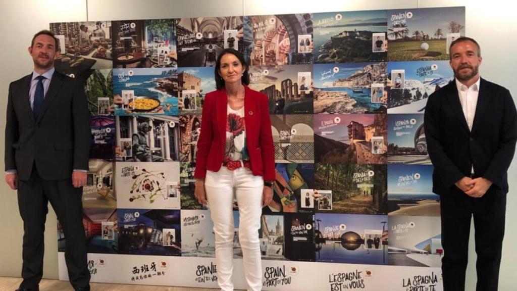 La ministra de Turismo, Reyes Maroto, con su nuevo equipo: el secretario de Estado de Turismo, Fernando Valdés (izquierda) y Miguel Sanz.