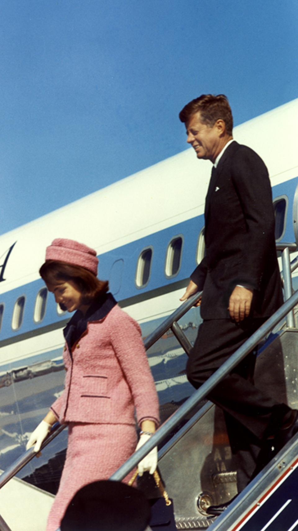 John F. Kennedy junto a Jacqueline Kennedy, que lleva el mismo atuendo que lució el día en el que mataron a su esposo.