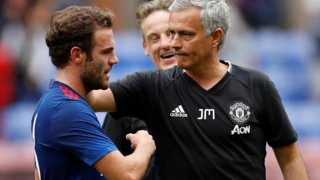 Juan Mata y José Mourinho en el Manchester United