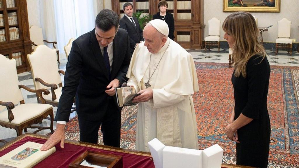 El presidente del Gobierno, Pedro Sánchez, el Papa Francisco y la mujer del presidente, Begoña Gómez.