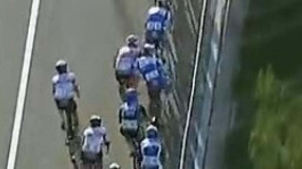 El momento en el que Sam Bennett golpea al corredor del Trek en la etapa 9 de La Vuelta