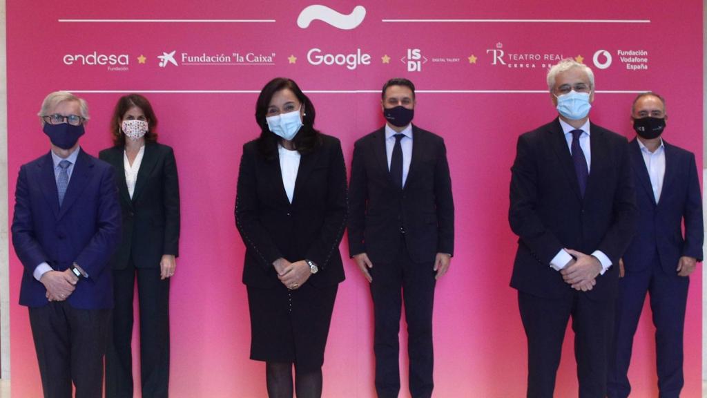 De izquierda de derecha: Alberto Fernández, director general de la Fundación Endesa; Fuencisla Clemares, directora general de Google en España y Portugal; Remedios Orrantia, presidenta de la Fundación Vodafone España; Xavier Bertolín, director corporativo de Educación de la Fundación la Caixa; Ignacio García-Belenguer, director general del Teatro Real y Javier Rodríguez Zapatero, presidente de ISDI.