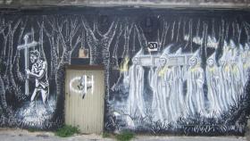Grafiti de la Santa Compaña en la calle Almirante Matos de Pontevedra (vía Lameiro – Wikipedia)