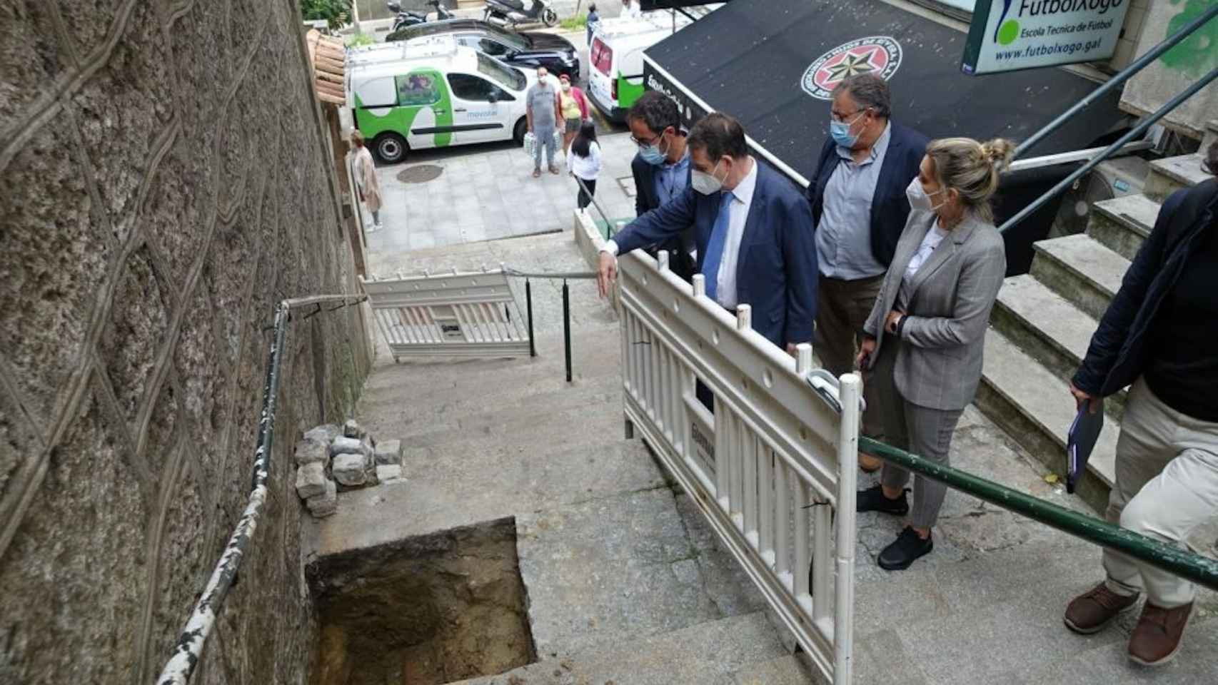 El alcalde de Vigo durante la visita a las obras del proyecto Vigo Vertical en la calle Talude.