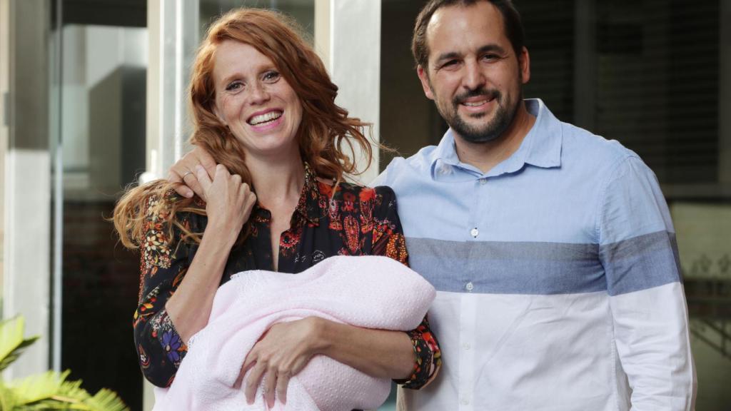 La actriz María Castro y su marido Jose Manuel Villalba, durante la presentación ante los medios de su hija Olivia.