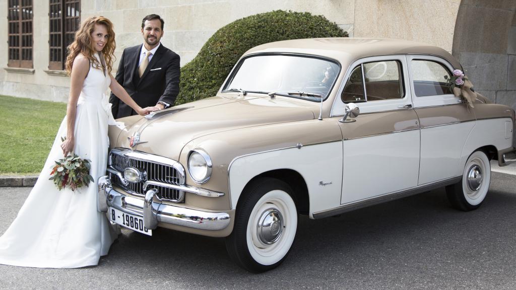 María Castro  y José Manuel Villalba, en el día de su boda, junto a un Seat 1400 B.