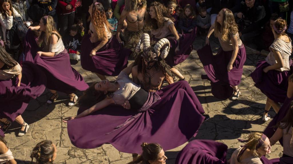 La representación teatral se realiza al aire libre el 1 de noviembre, día de Todos los Santos.